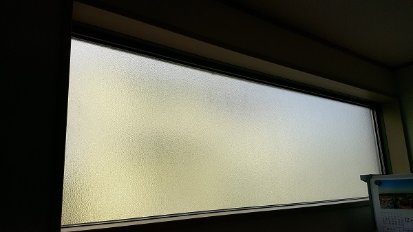 セシボの曇りガラスの窓